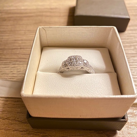 ENGAGMENT RING - Picture 7 of 9